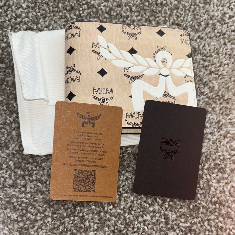 **NWT**MCM White Logo Print Leather Wallet **FULL INCLUSION**